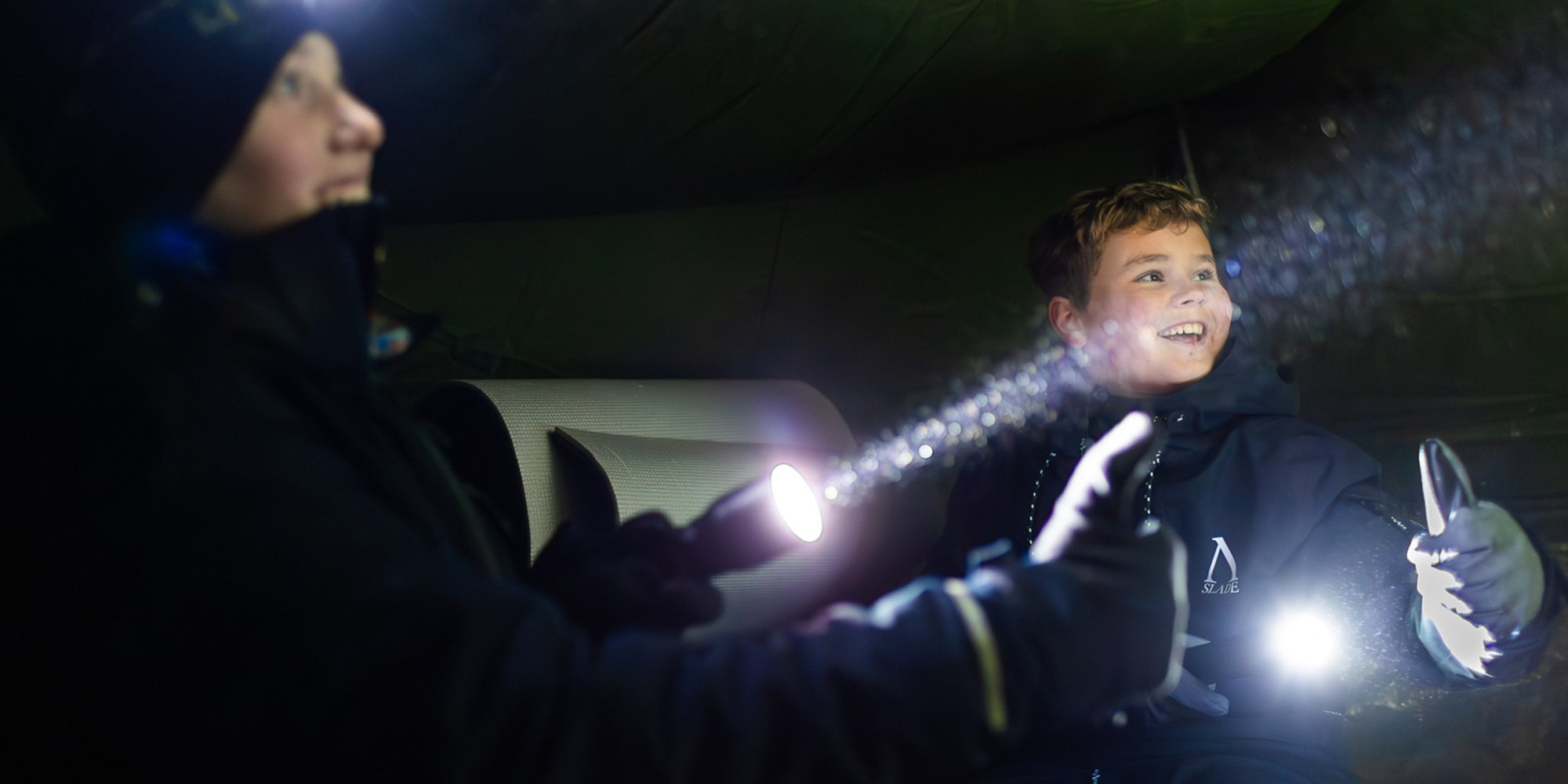 barn med ficklampa i tält.jpg