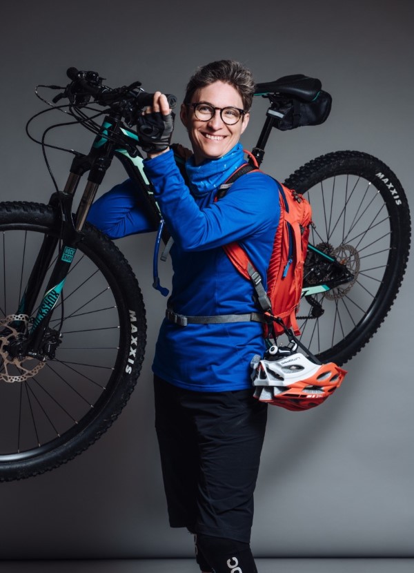 Helene med sin cykel över axeln.