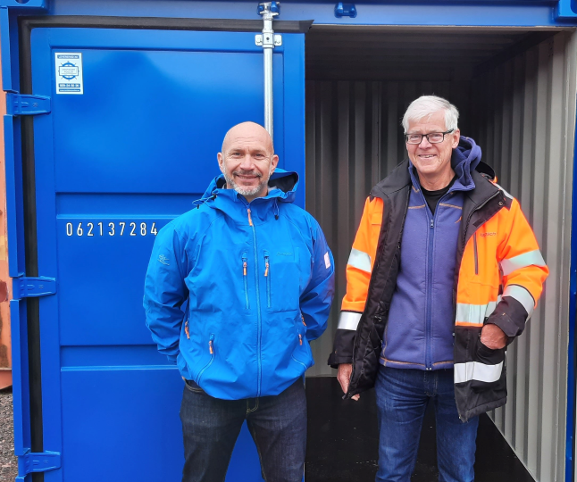 Ordföranden i Friluftsfrämjandewt Jönköping och grenledaren Kajak framför en ny container till kajakförvaring