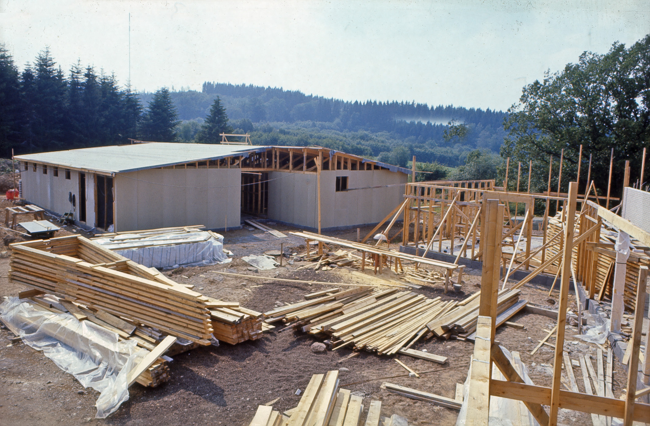 Öxnegården byggs 1971.jpg