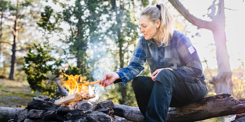 Eldar utomhus i skogen