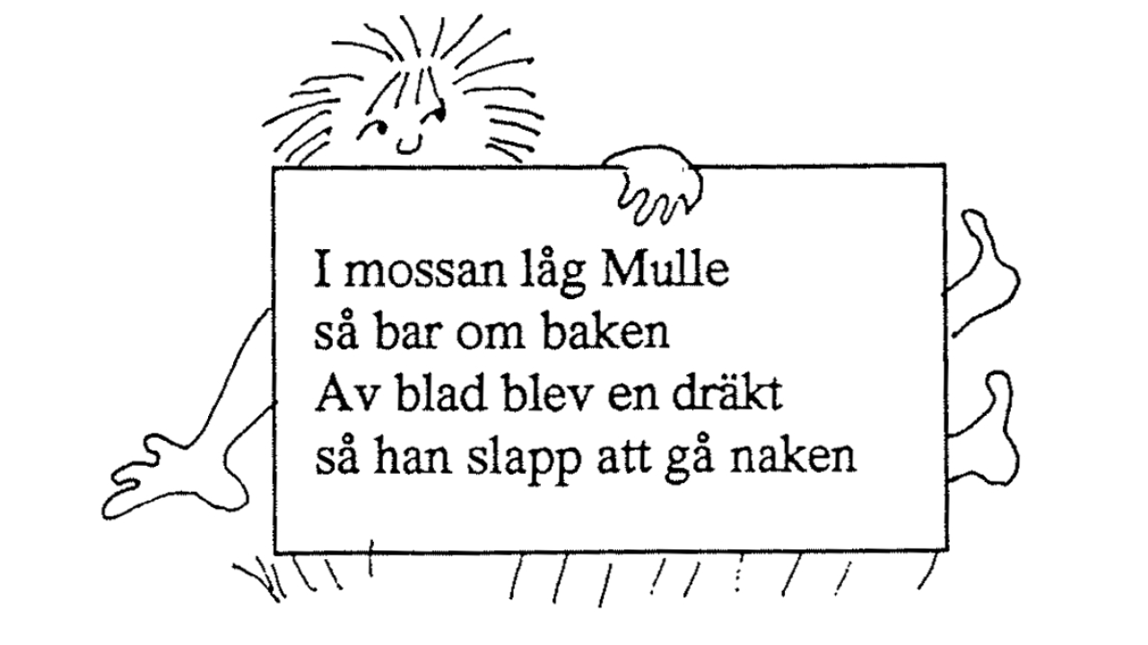 Skogsmulles sagospår station 2: I mossan låg Mulle så bar om baken. Av blad blev en dräkt så han slapp gå naken.