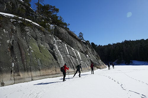 Längs klippor på strandkallarna