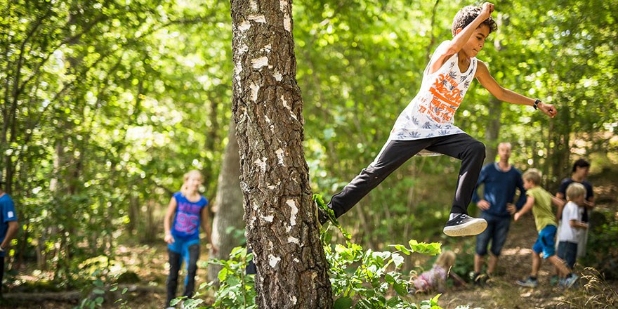Elever har lektion med naturparkour