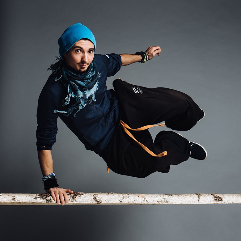 Don är ledare i naturparkour på Friluftsfrämjandet