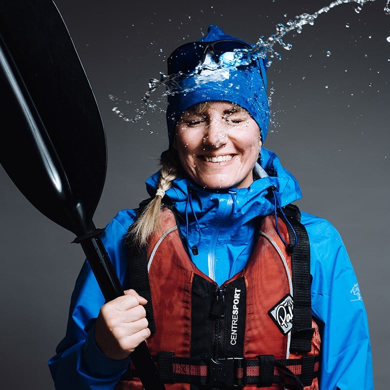 Marina är ledare i kajak på Friluftsfrämjandet