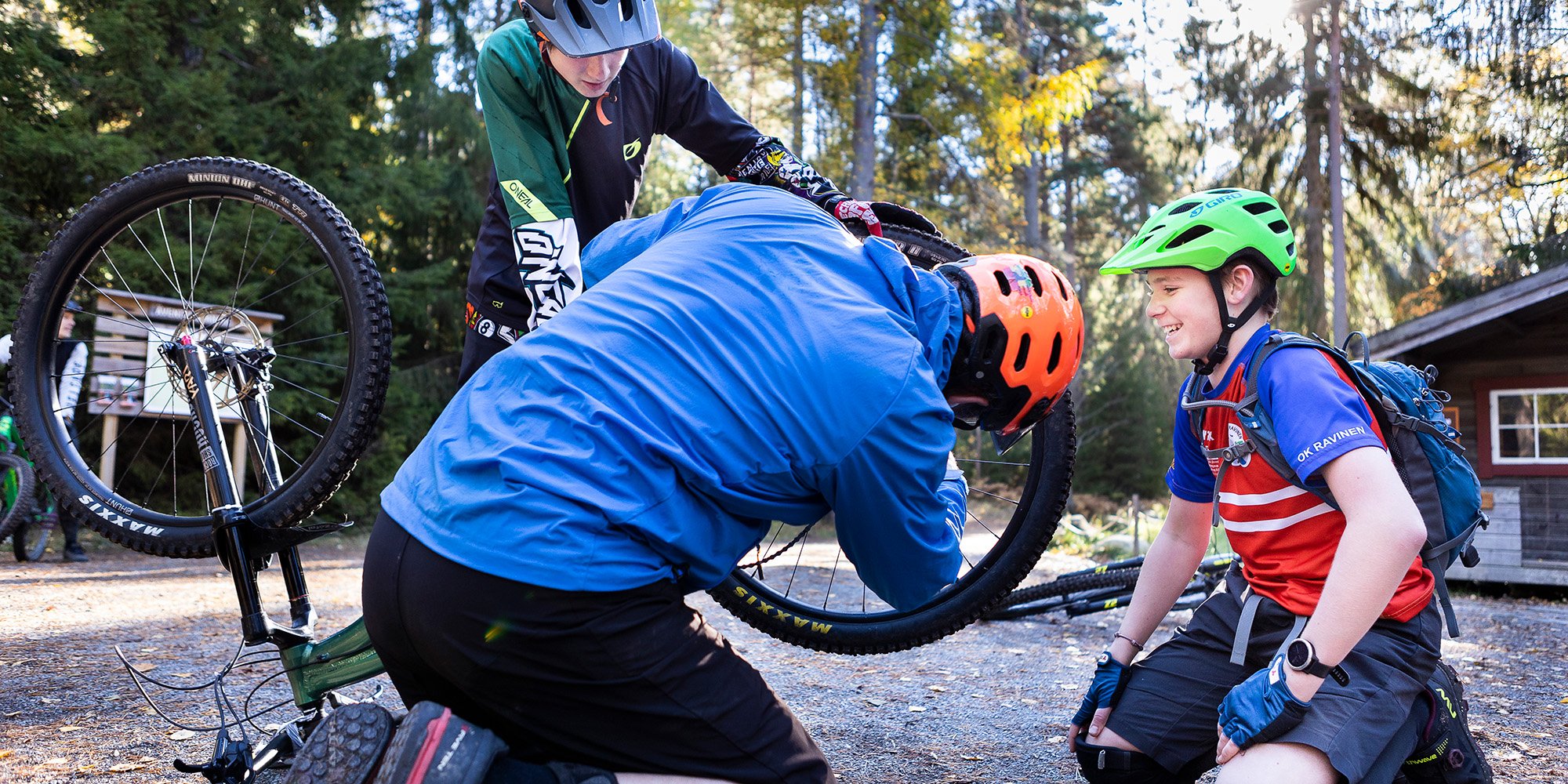 Ledare och ungdomar mekar med mountainbike.jpg