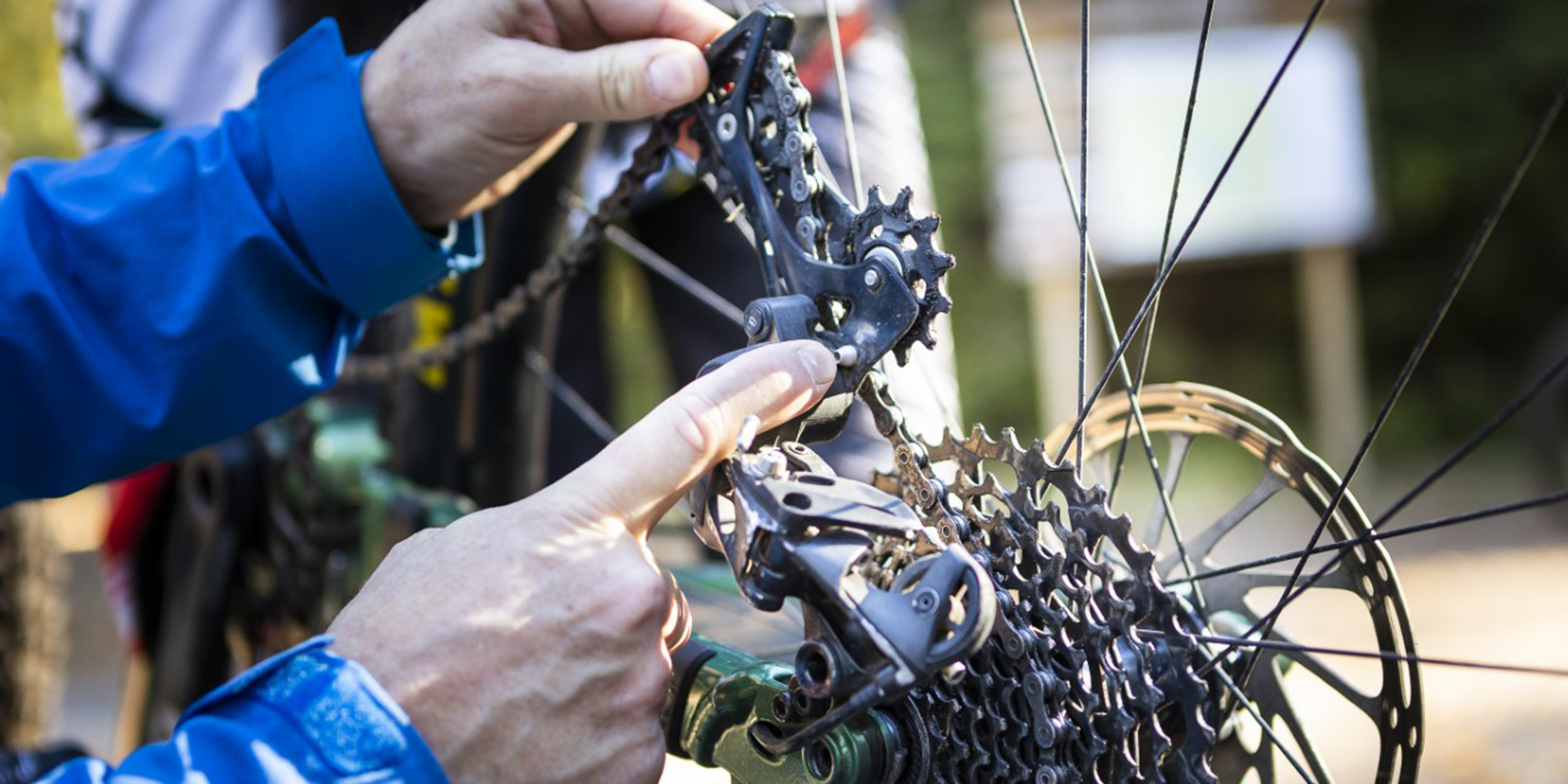 Ledare visar cykelkedja.jpg
