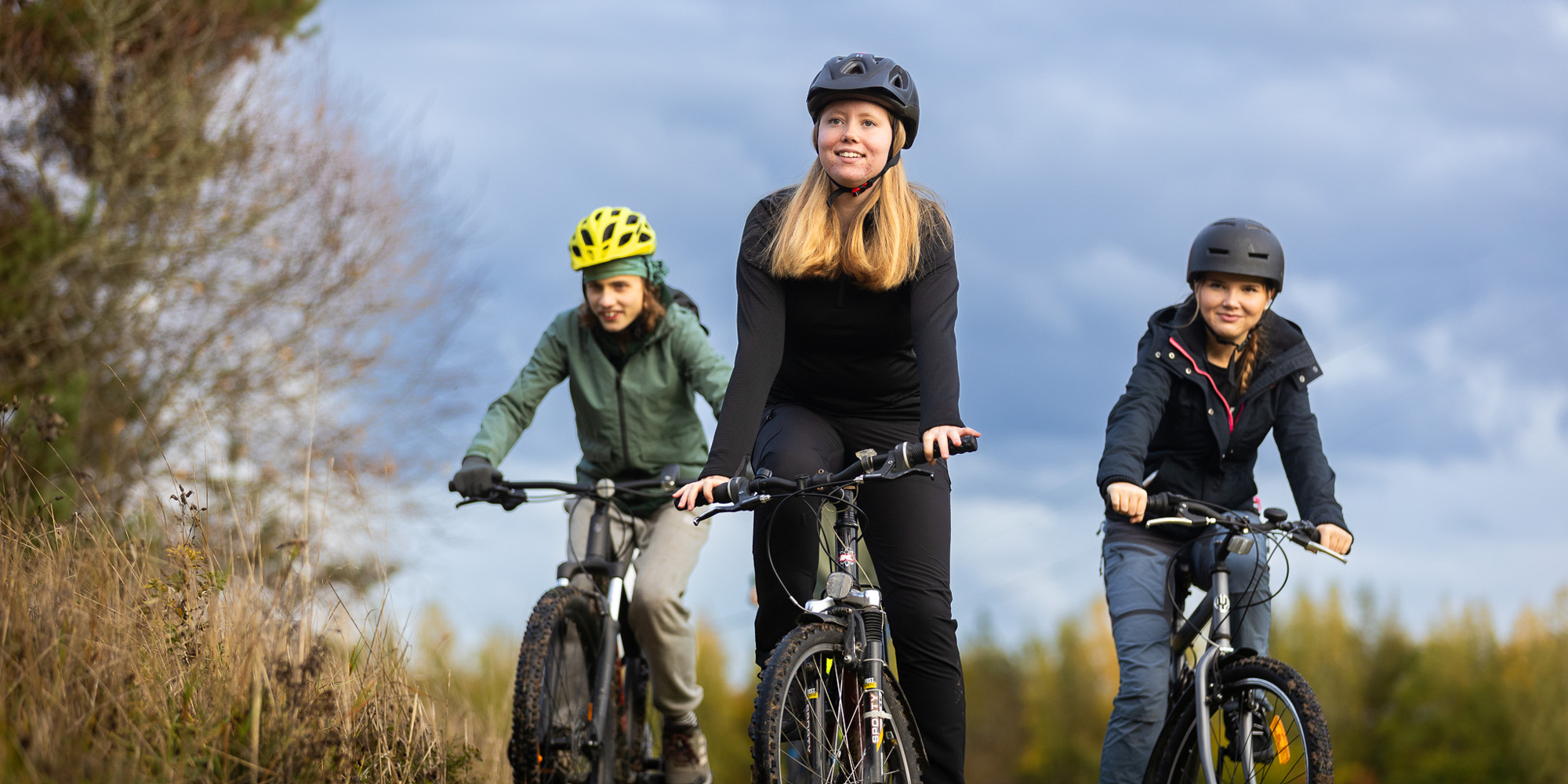 Ung grupp cyklar MTB.jpg