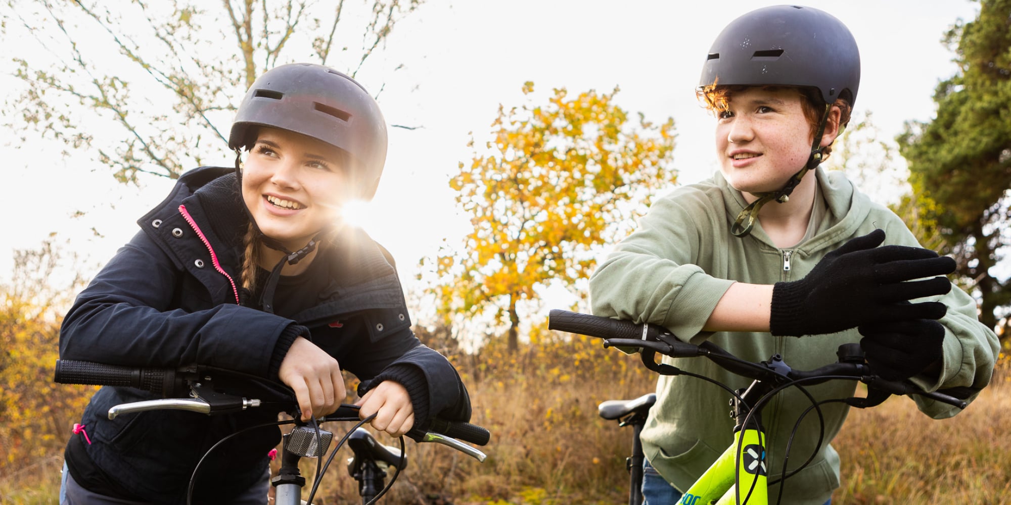 Unga hänger på MTB-cyklar.jpg