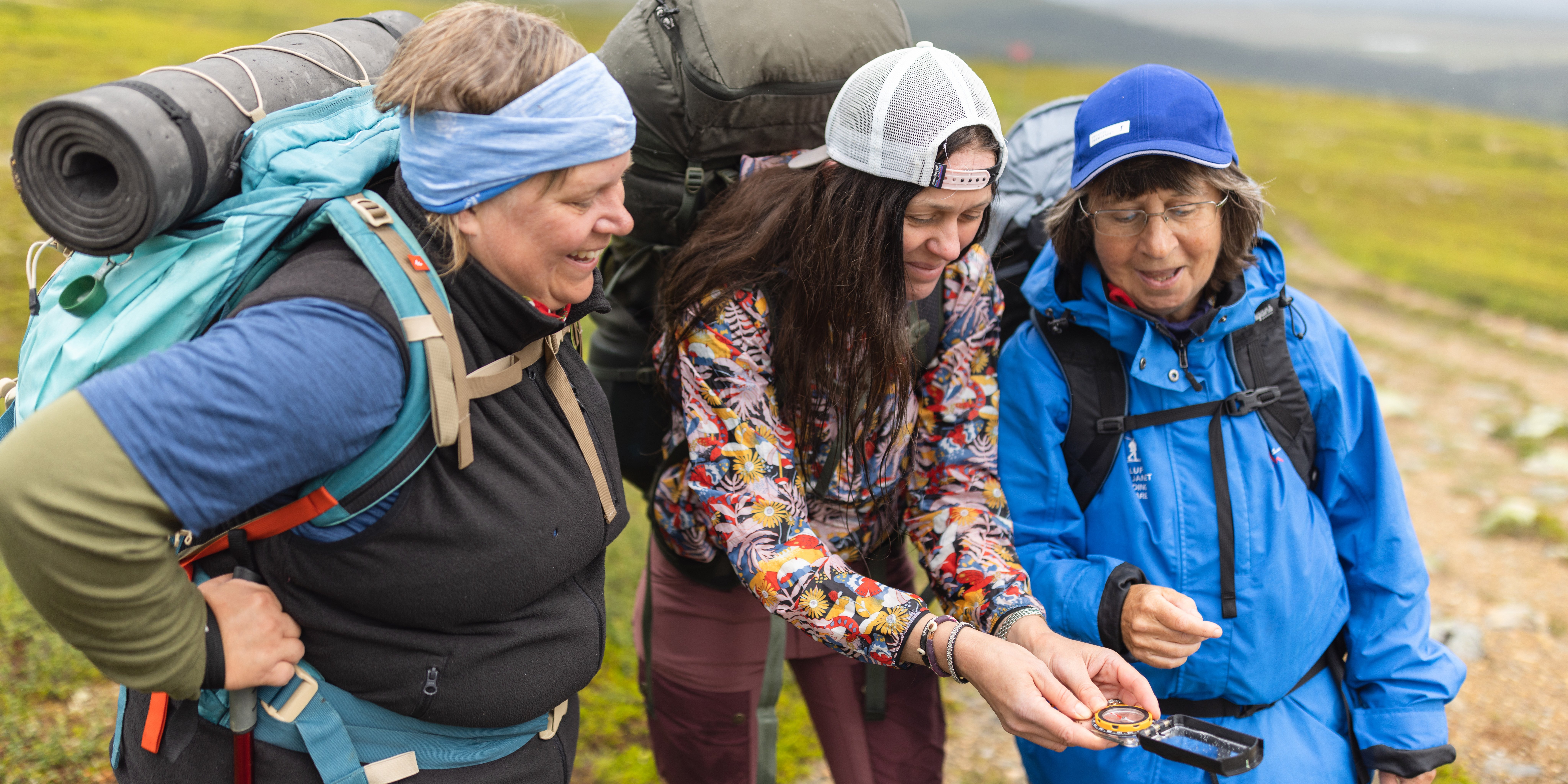 fjällvandring grupp kollar kompass.jpg