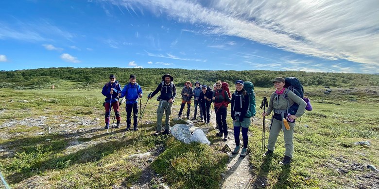 Grupp på fjällvandring