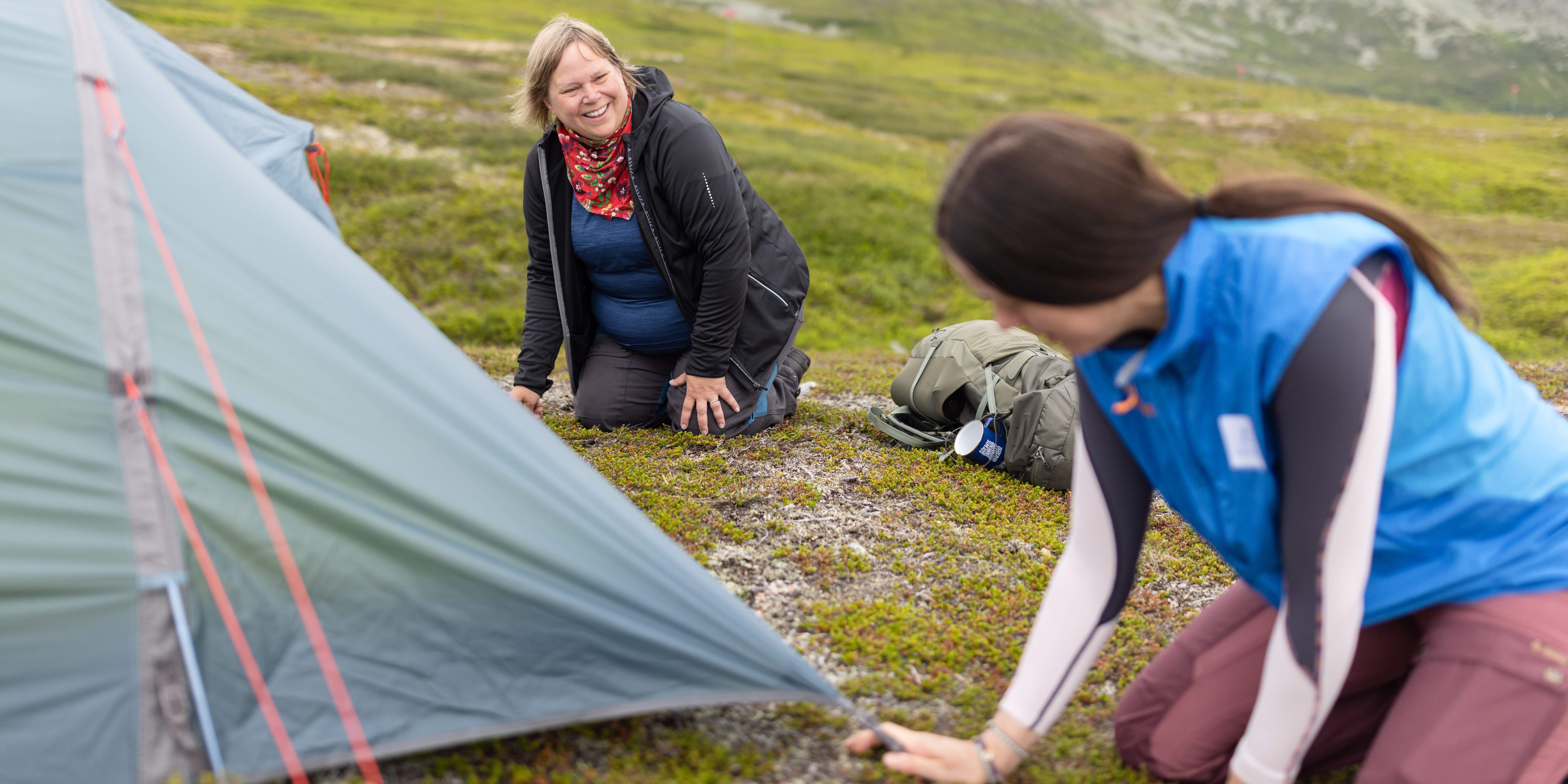 ledare sätter upp tält fjällen.jpg