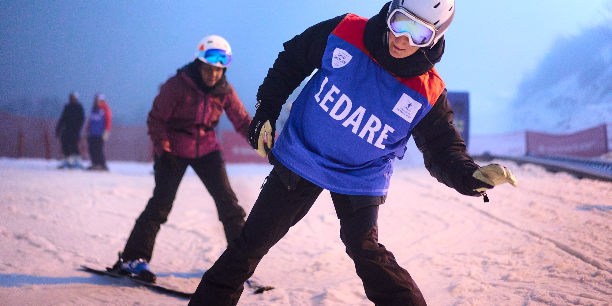 ledare visar skidövning.jpg