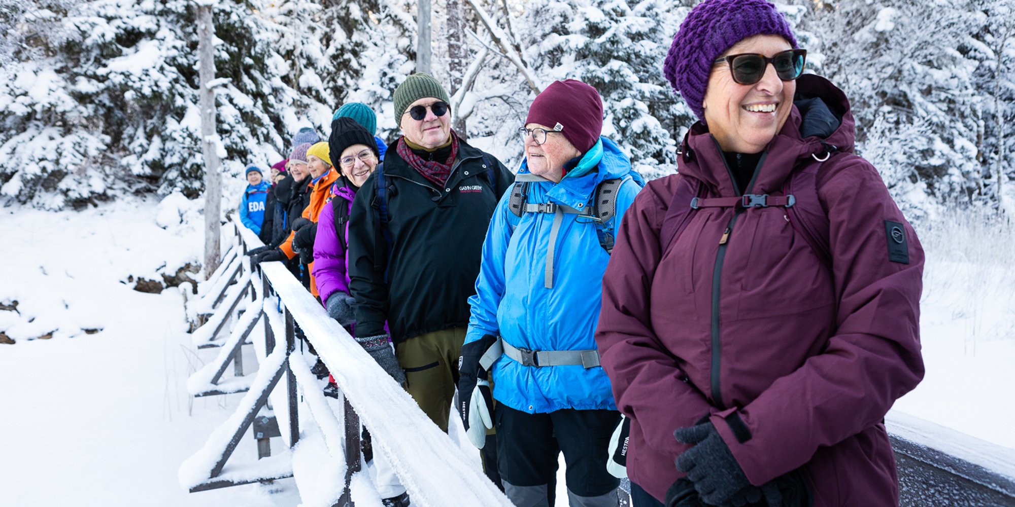 äldre vandrare på bro vinter.jpg