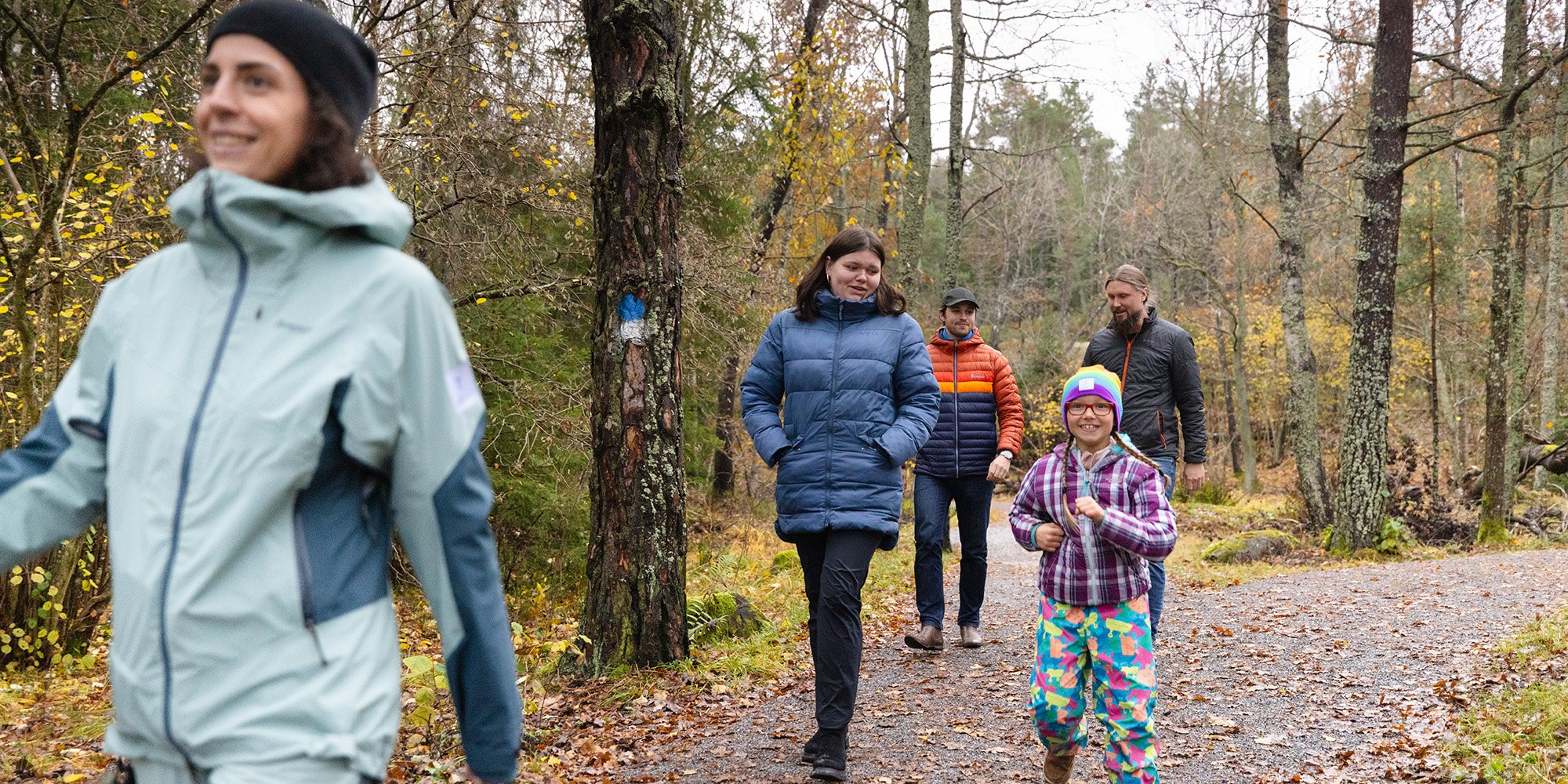 grupp går i höstskog.jpg