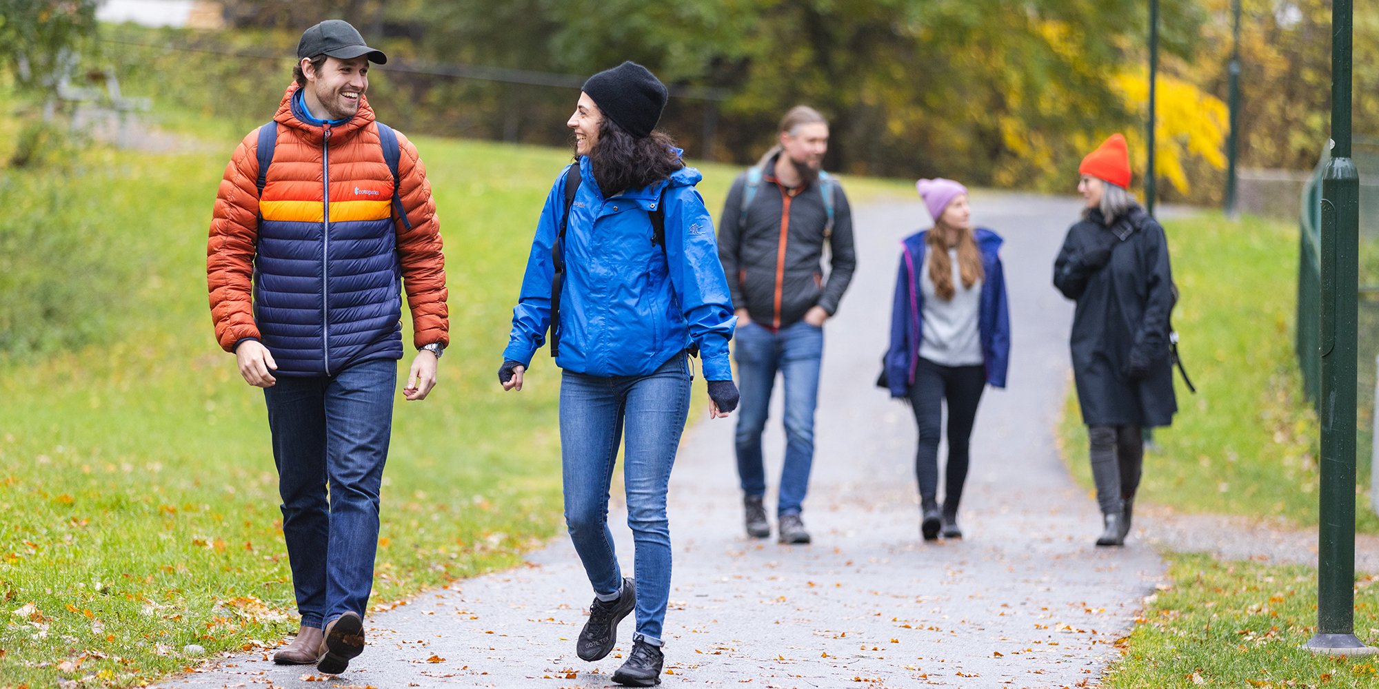 grupp går i parkmiljö.jpg