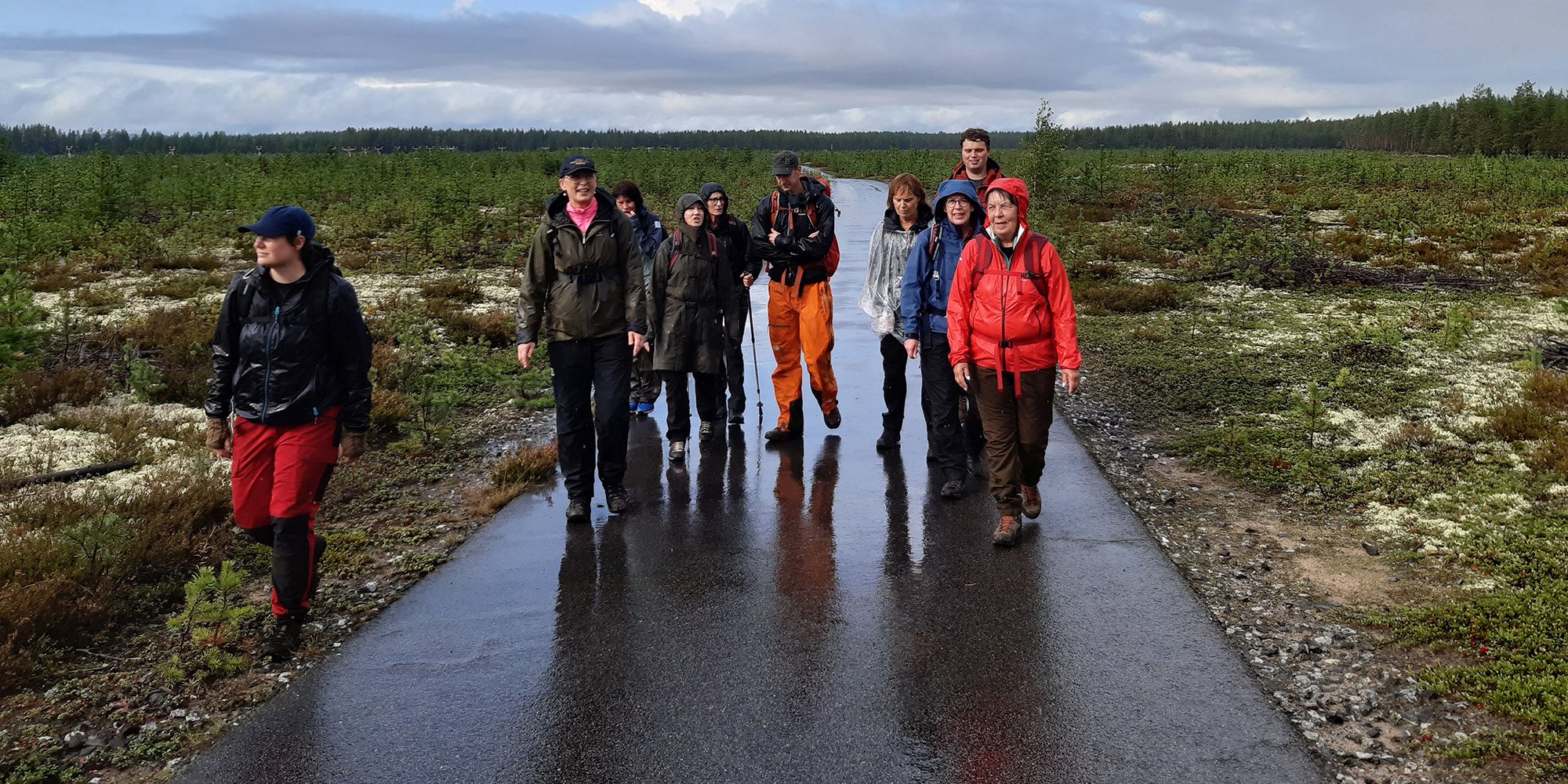 Grupp på vandring väg.jpg