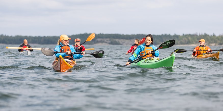 Flera personer paddlar kajak tillsammans