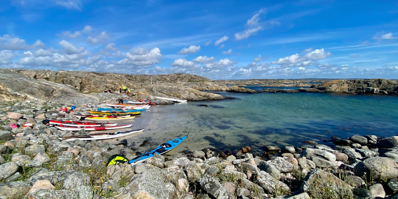 kajaker på stenar i viken.jpeg