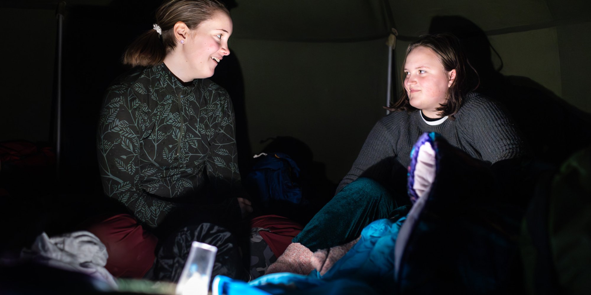 ungdomar i tält.jpg