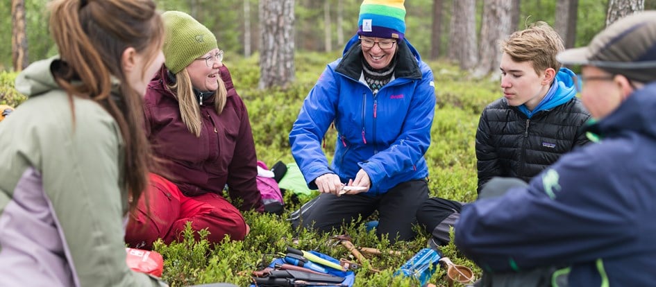 Ledar guidar ungdomar och vuxna hur man täljer