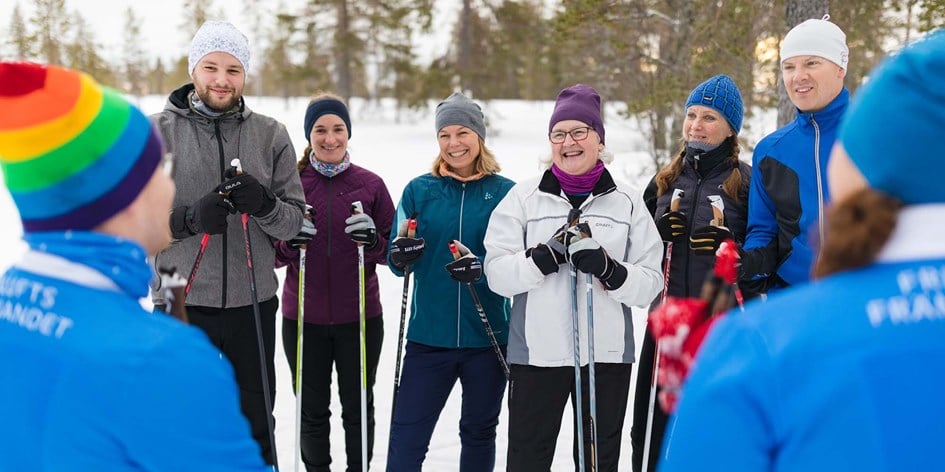 Grupp samlad för att åka längdskidor