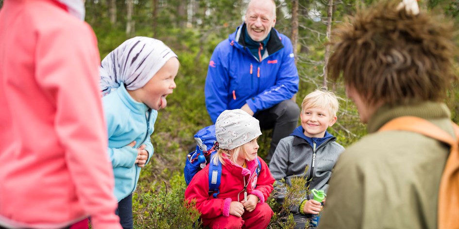 Barngrupp med Skogsmulle har kul i skogen