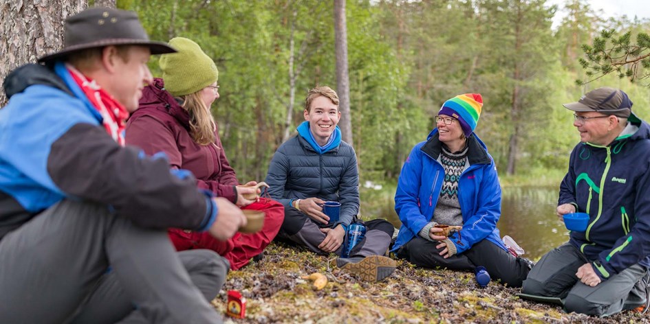 Ledare och ideella fikar i skogen