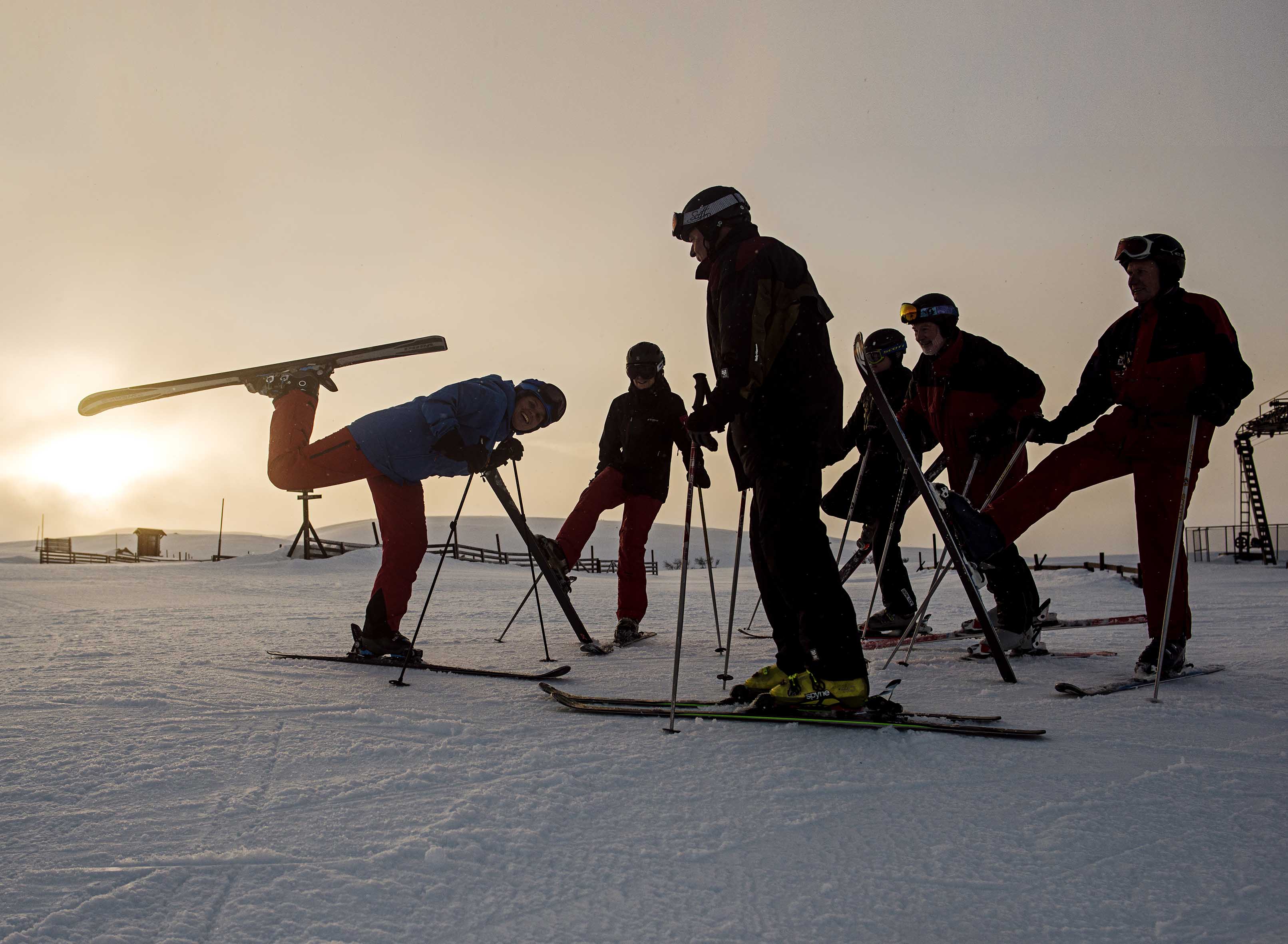 Solen sjunker snabbt i december och snökanonernas brus följer oss på fjället. Men den första snön är ändå den första snön.