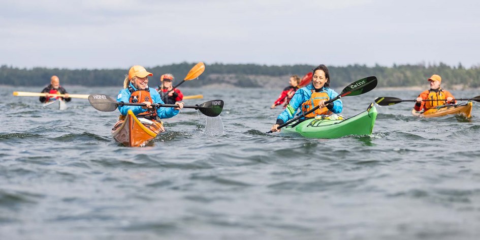 Grupp paddlar kajak