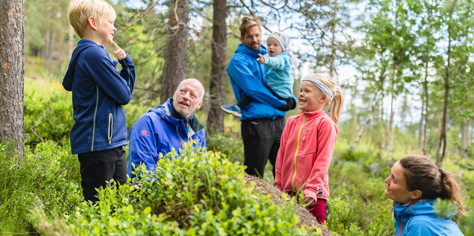 Barn och vuxna träffas i familjemulle