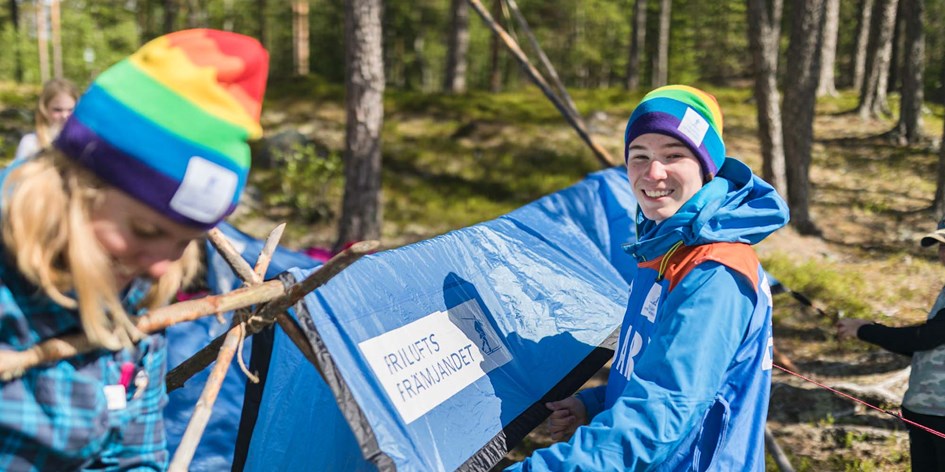 Ungdomar sätter upp vindskydd